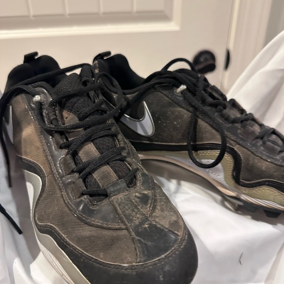 Nike Black and White Baseball Cleats - Picture 2 of 5